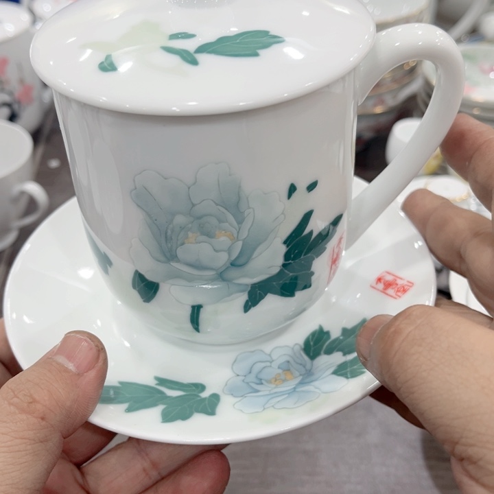 壶釉下五彩的瓷器在