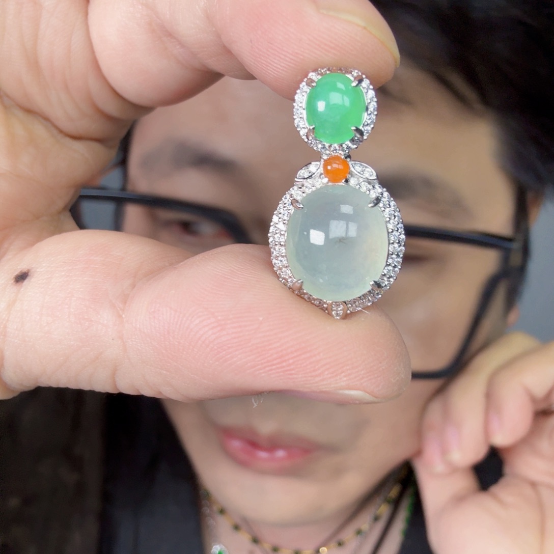 翡翠未镶嵌颈饰一件