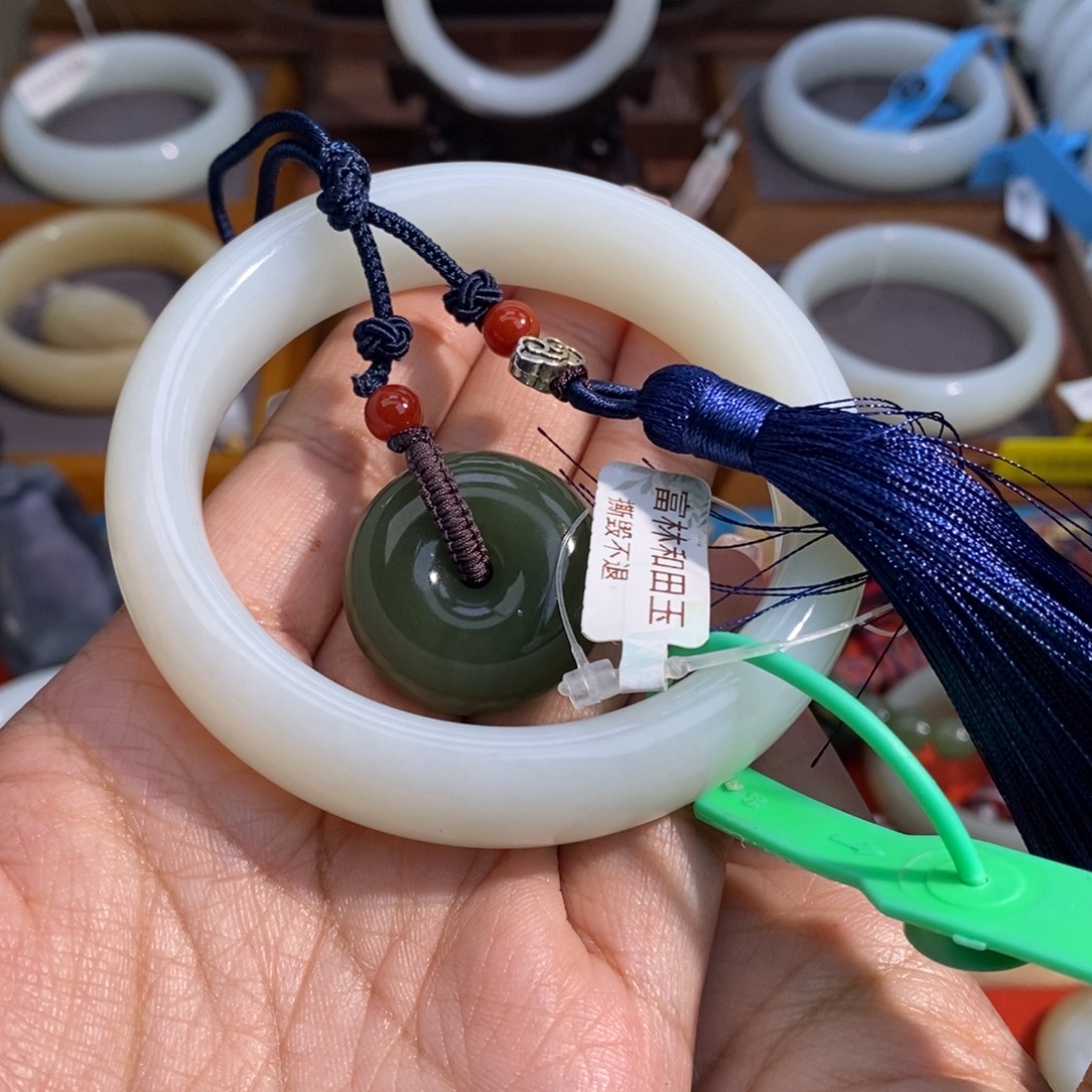 海***柜和田玉未镶嵌手镯