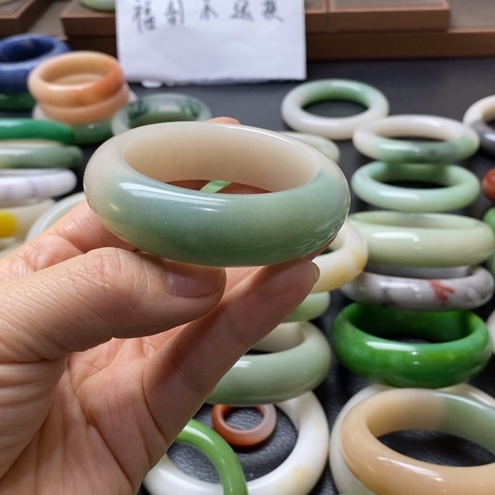 石英质玉手镯未镶嵌