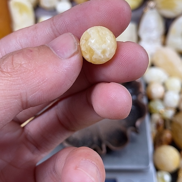 琥珀裸石未镶嵌我