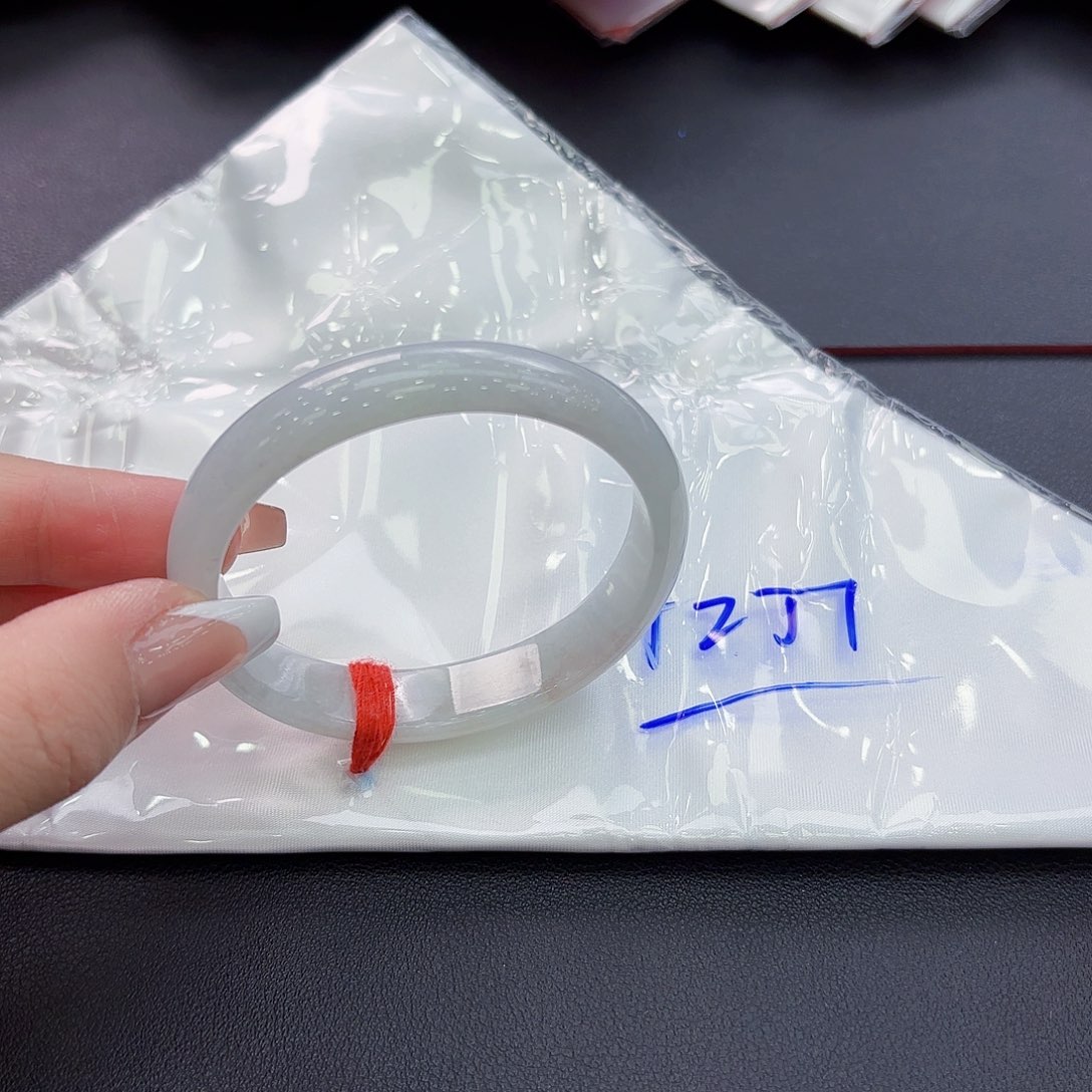 翡翠手镯未镶嵌手镯