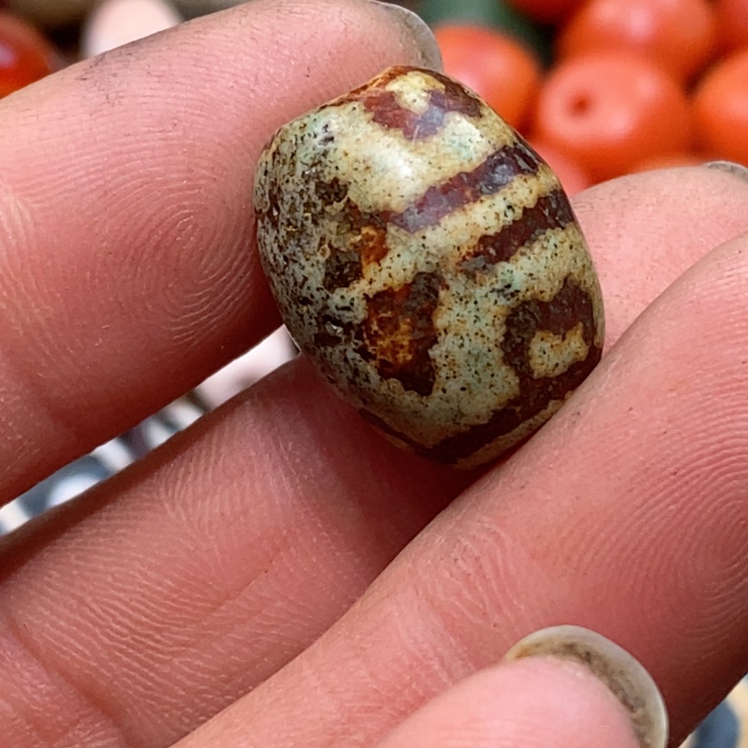 DIY琉璃珠子的颜色是蓝色