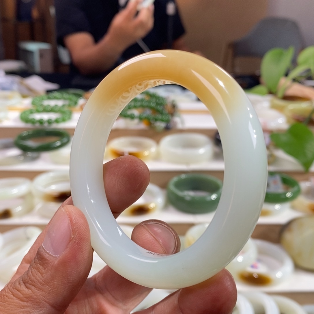 和田玉未镶嵌手镯