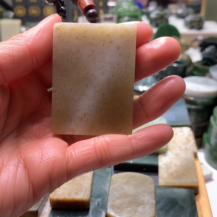 淡***人和田玉未镶嵌珠宝半成品