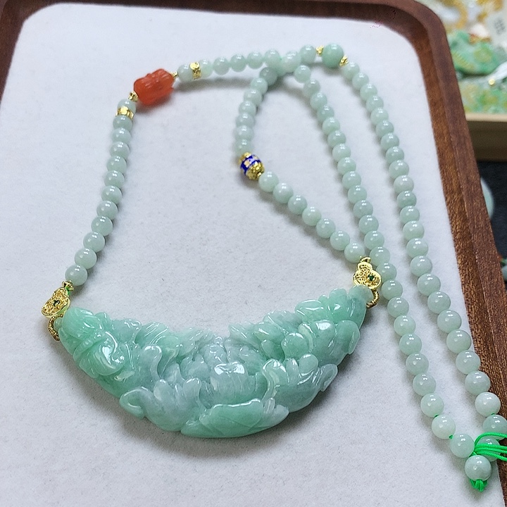 翡翠颈饰未镶嵌吊坠