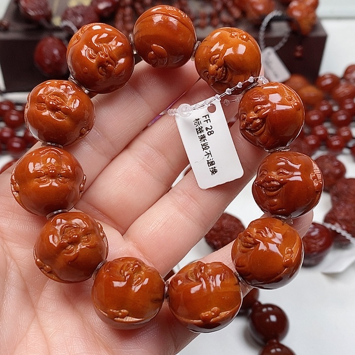 橄榄核吊坠十分开心