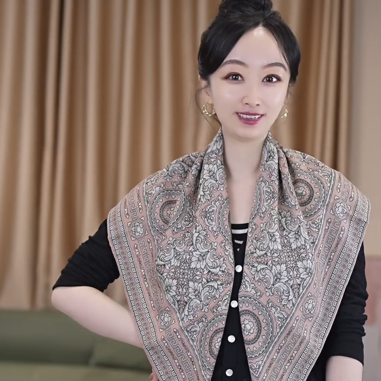 85桑蚕丝+羊毛中方巾女士百搭秋冬季披肩丝毛围巾高档粉色腰果花