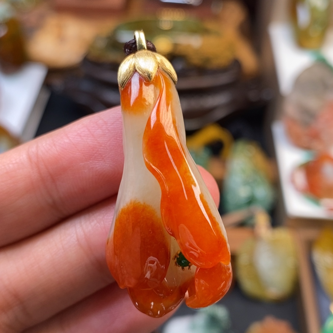 翡翠18K金镶嵌颈饰金镶玉兰花