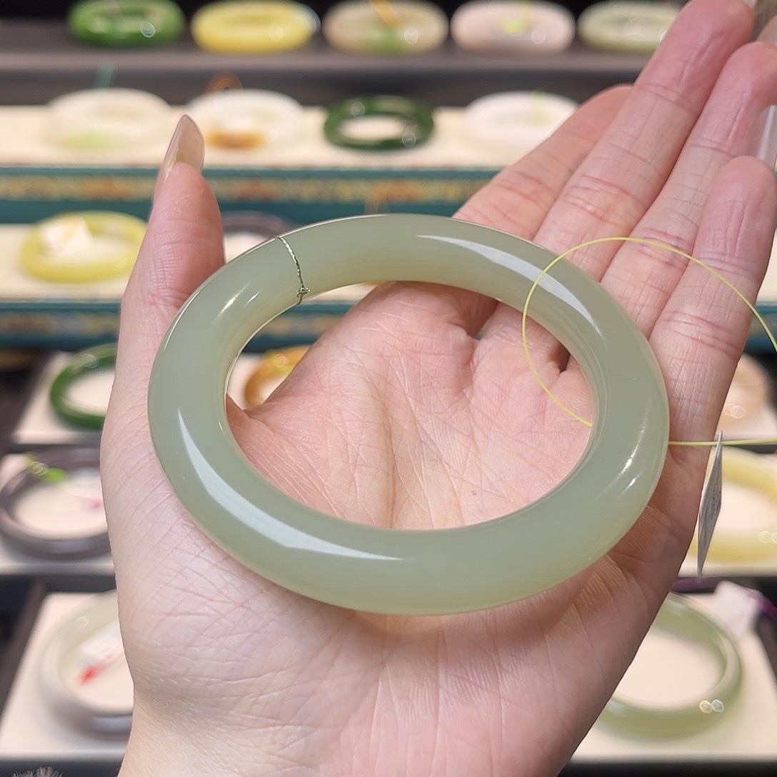 和田玉手镯未镶嵌晴水