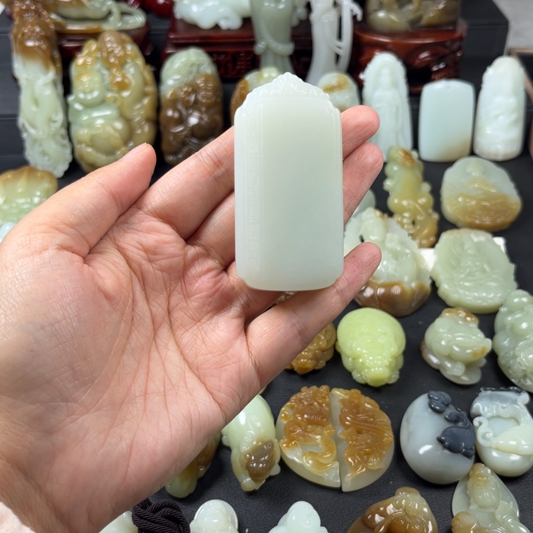 想****和田玉未镶嵌颈饰