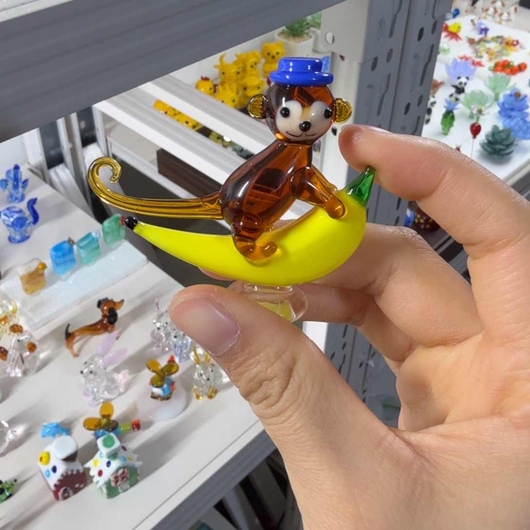 琉璃手工艺品骑香蕉小猴