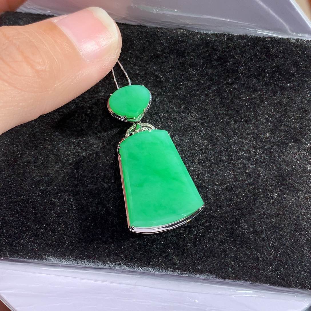 翡翠吊坠(赠链)18K金镶嵌