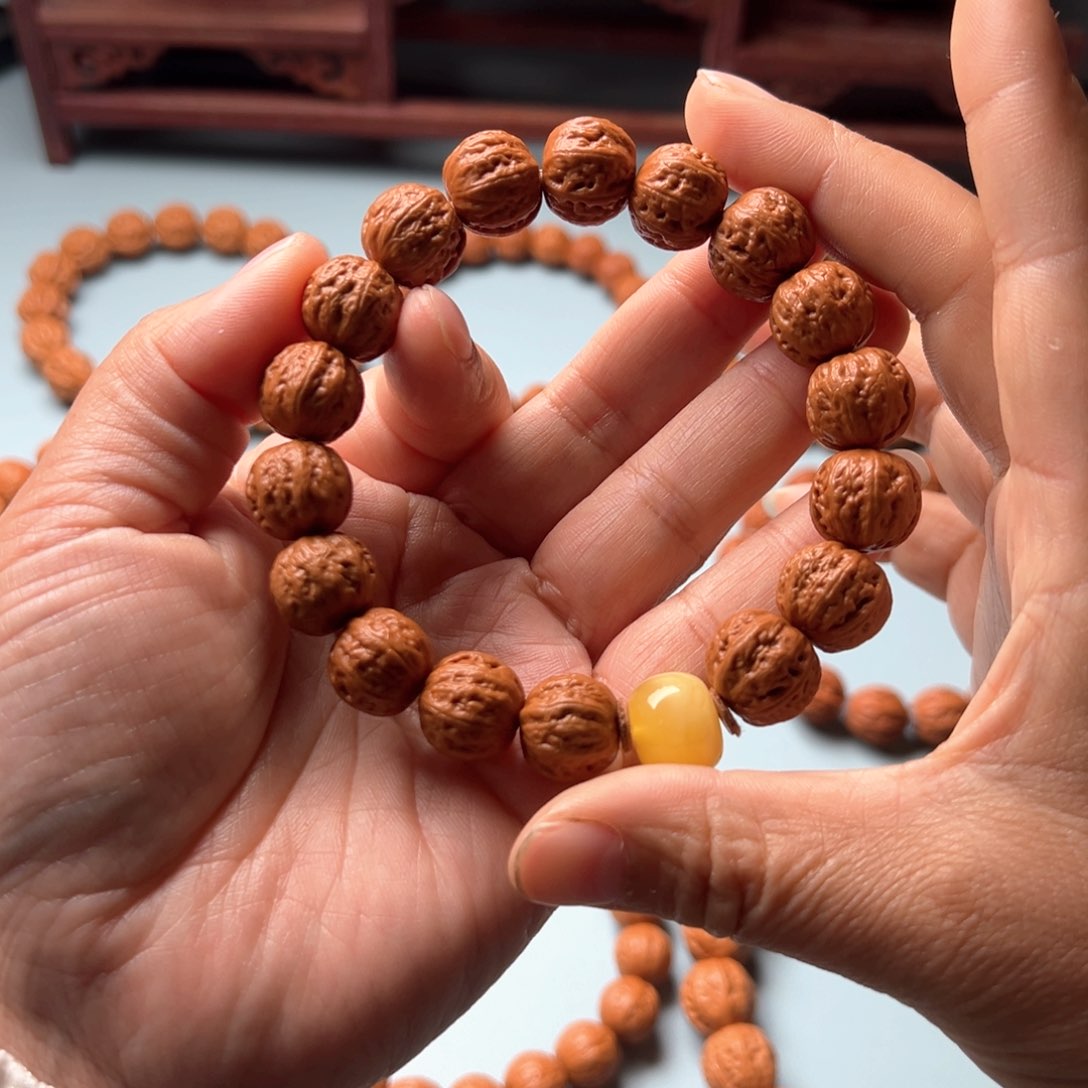 文玩核桃吊坠红****?野生小核桃