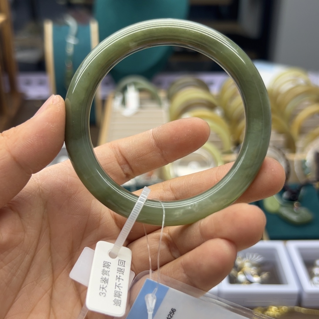 和田玉手镯未镶嵌56圈围1667