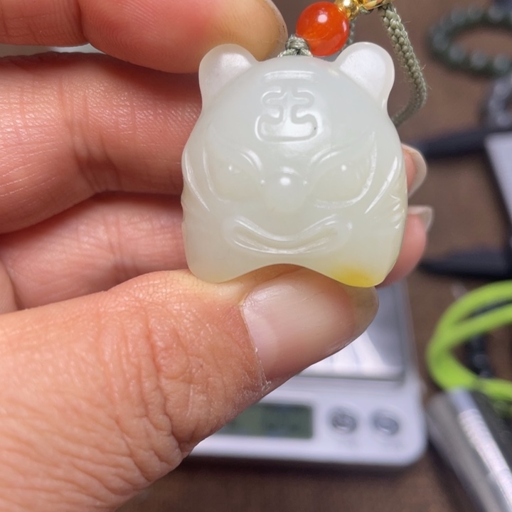 和田玉未镶嵌把件