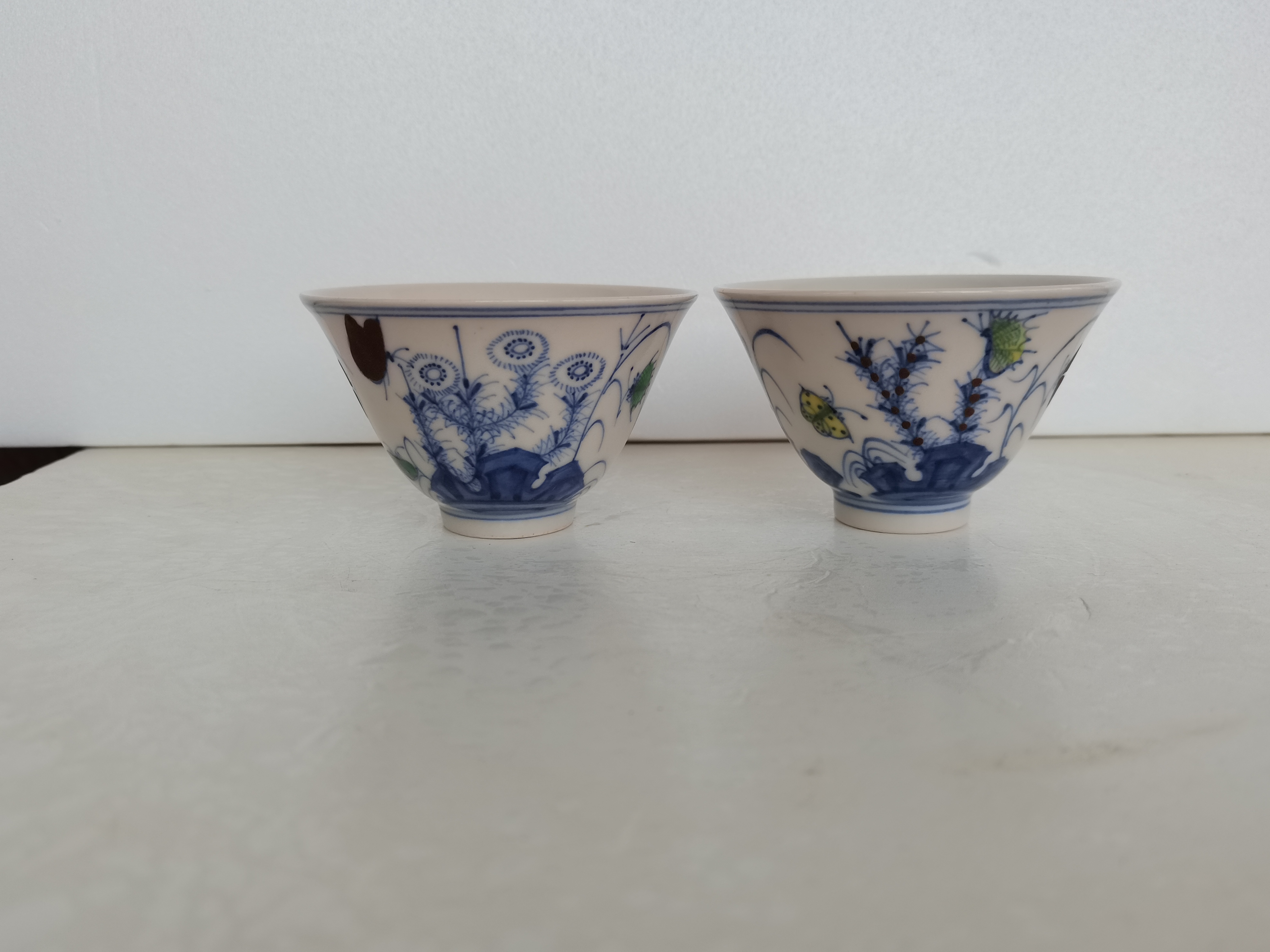 青花红胎斗彩三秋杯