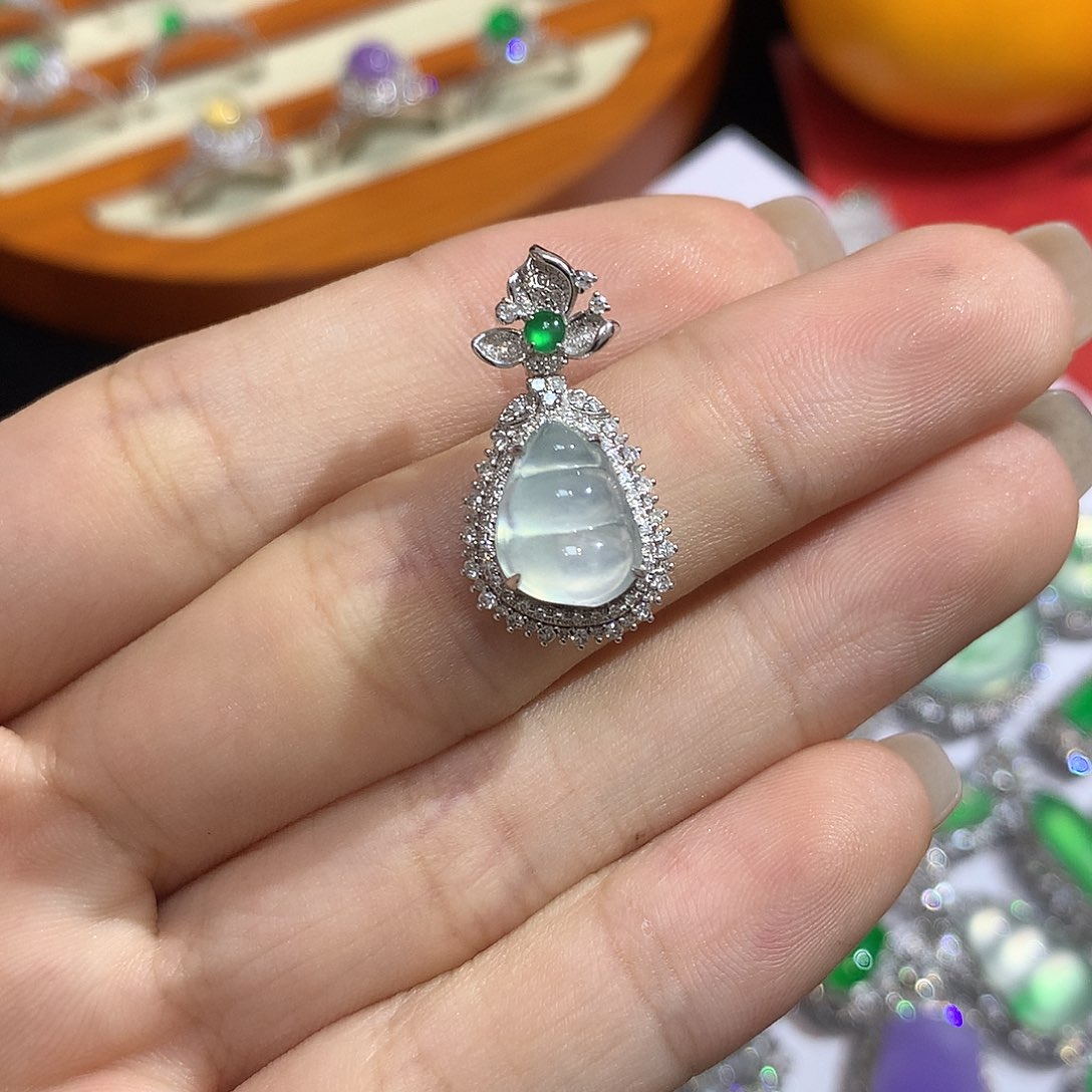 翡翠吊坠(赠链)18K金镶嵌待**态