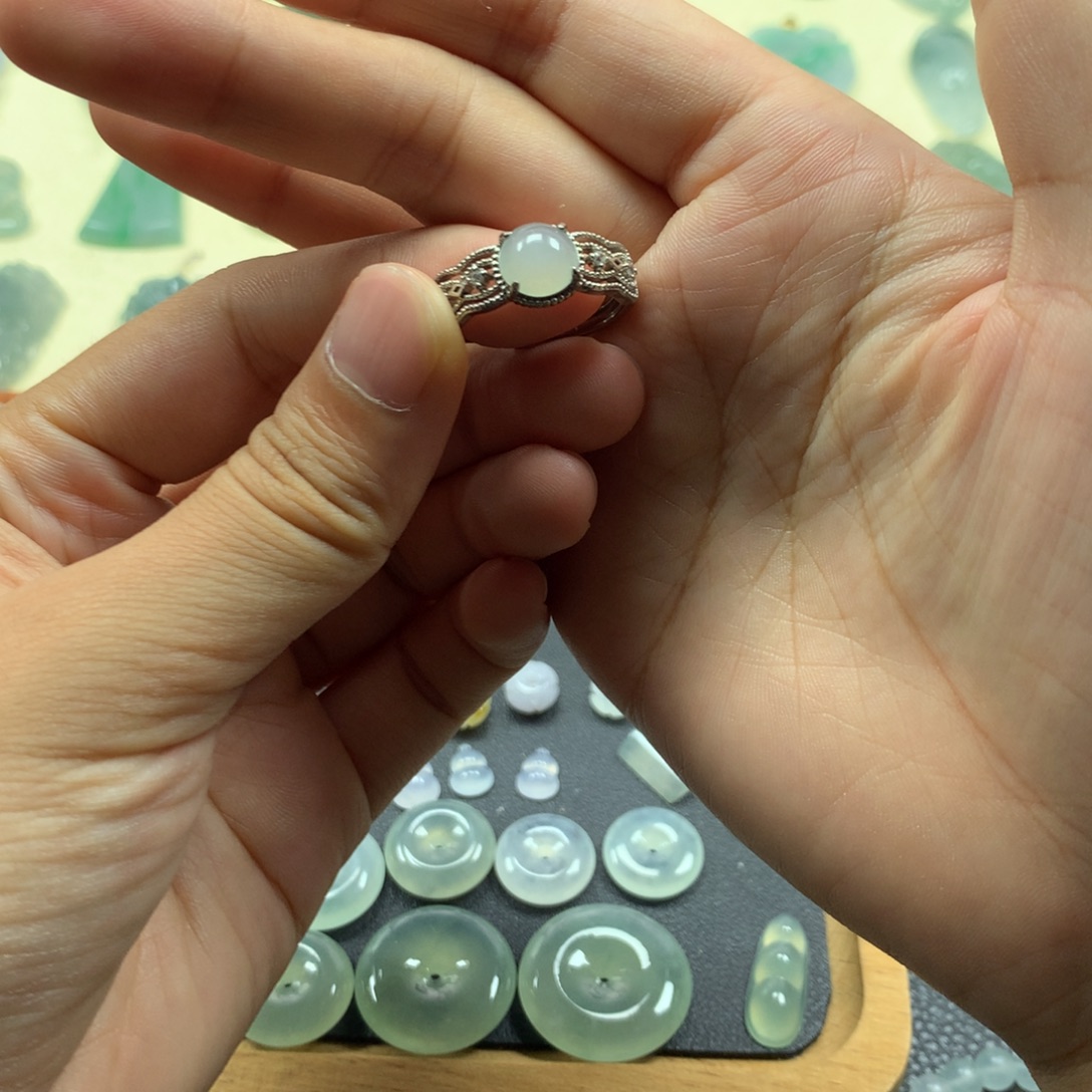 颈饰未镶嵌翡翠戒指