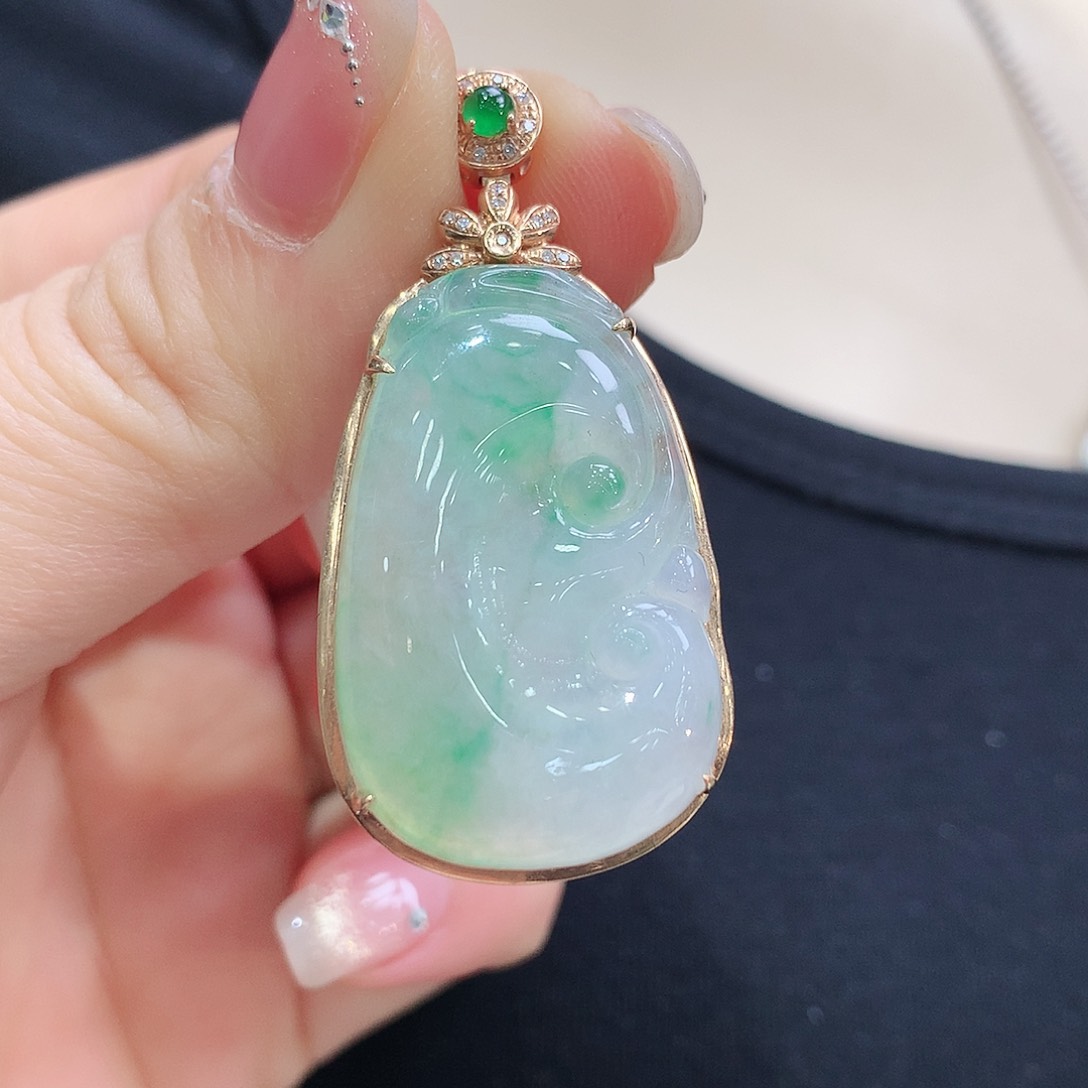 翡翠颈饰18K金镶嵌如意