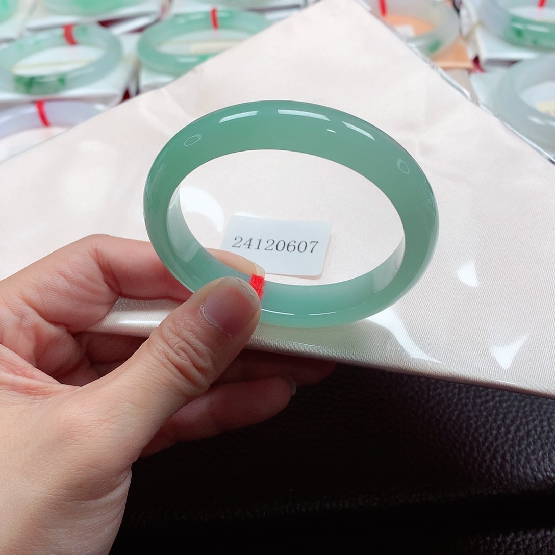 翡翠手镯（贵妃镯）未镶嵌天然A货翡翠手镯