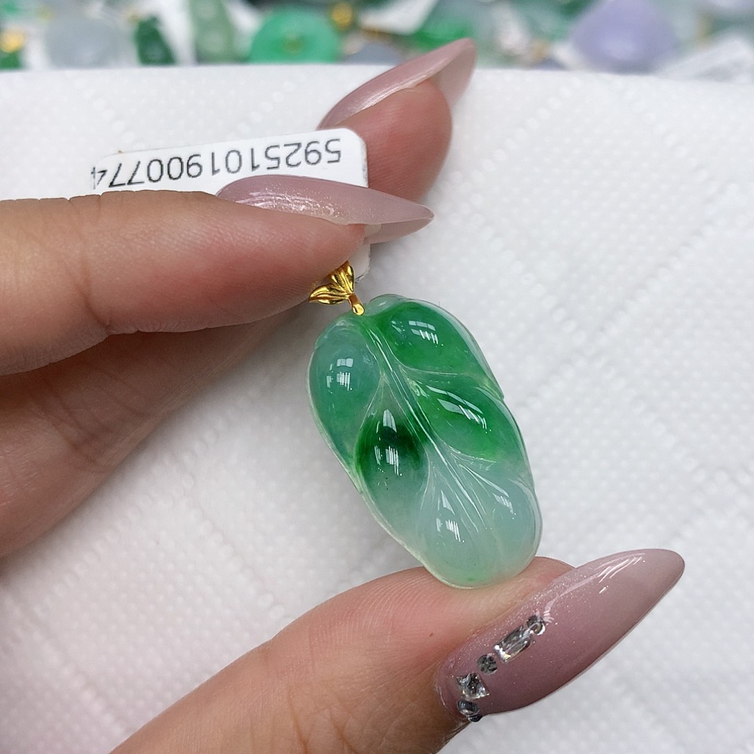 颈饰18K金镶嵌翡翠