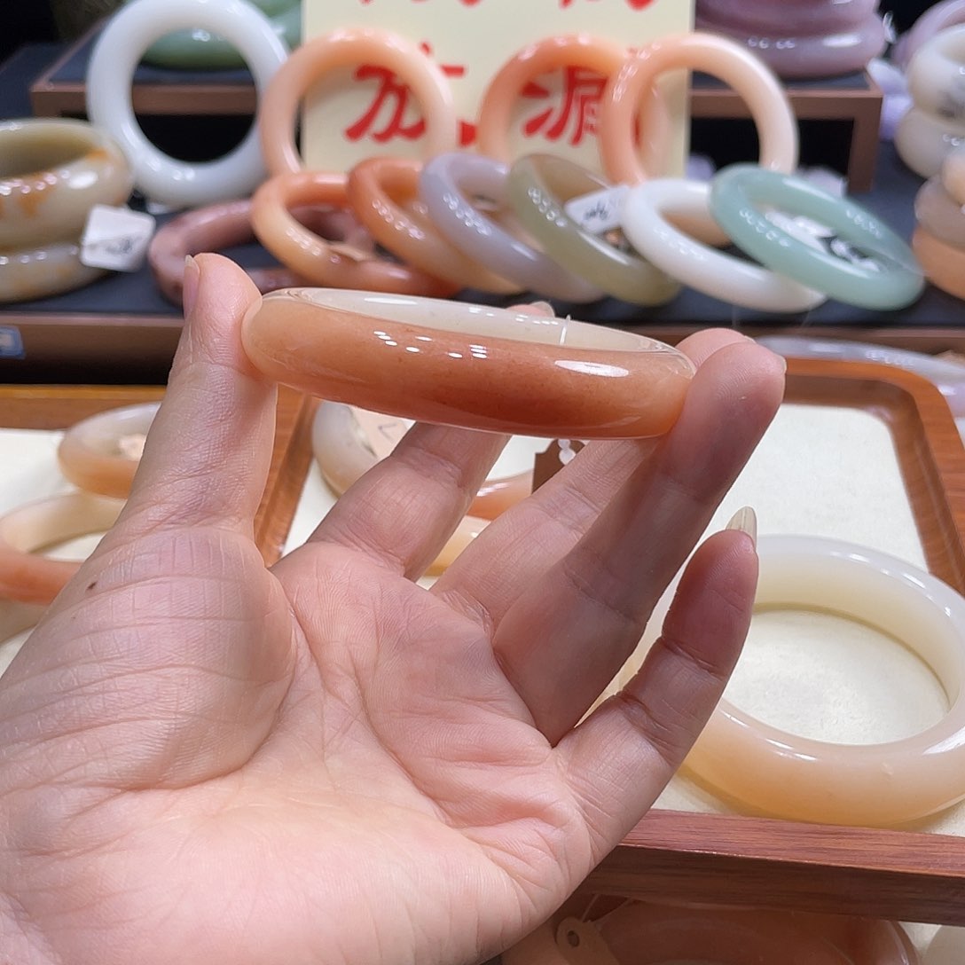 未镶嵌手镯石英岩玉奶*