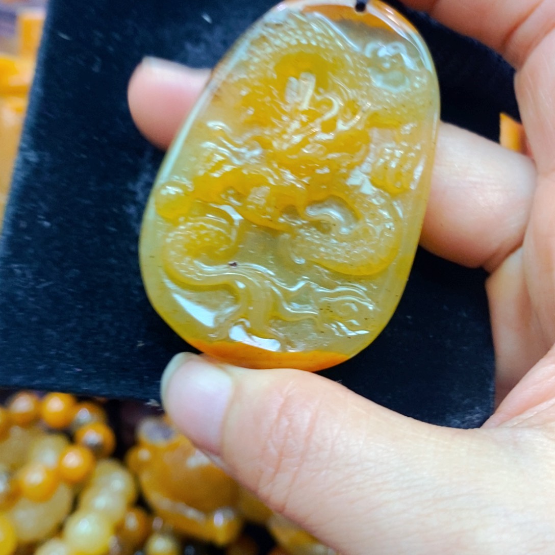 未镶嵌石英质玉（黄龙玉）颈饰