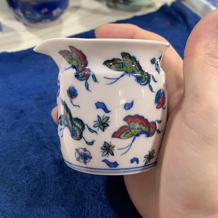 瓷片景德镇陶瓷公道壶。红