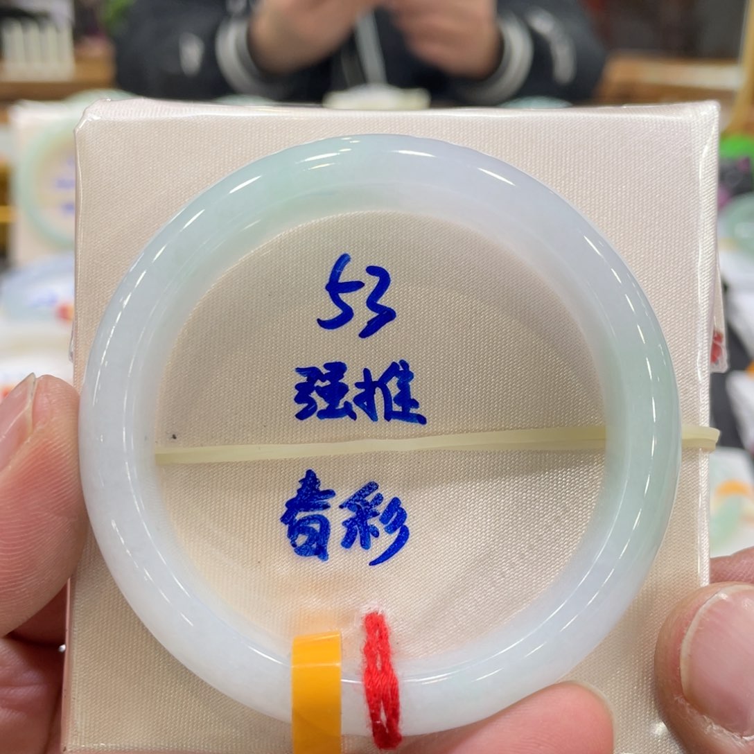 翡翠手镯未镶嵌翡翠