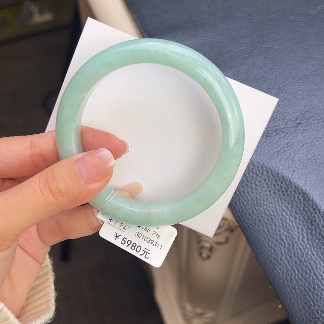 翡翠手镯未镶嵌61果绿