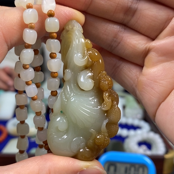 黄****和田玉未镶嵌颈饰