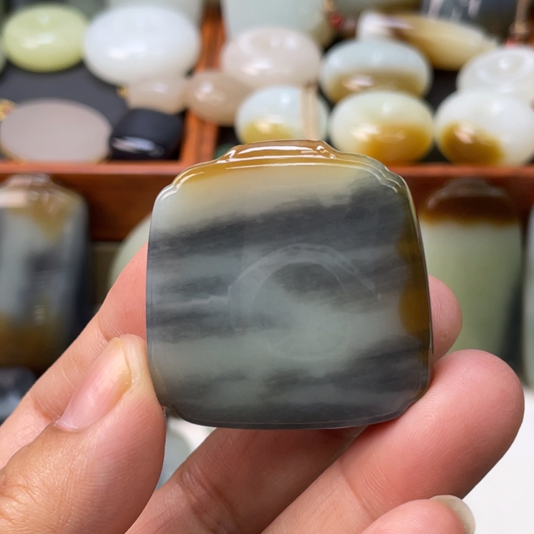 和田玉未镶嵌颈饰时**浅