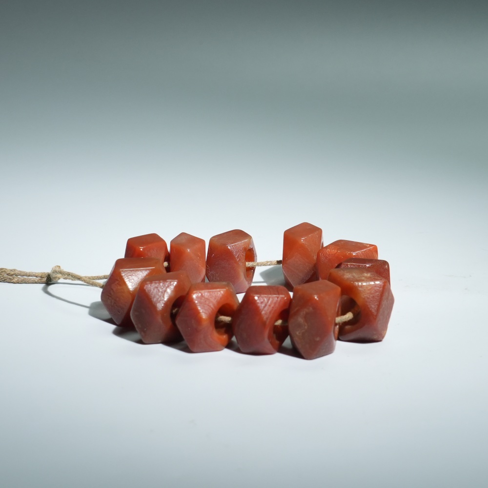 lot11551 明代 八棱玛瑙珠串