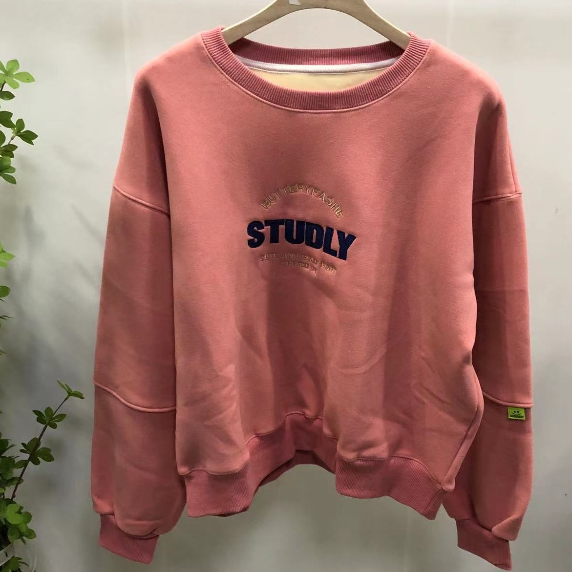 HZ141时尚圆领红色字母印花卫衣