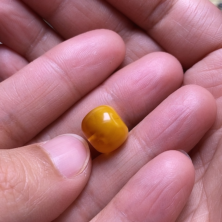 蜜蜡裸石未镶嵌?**谜