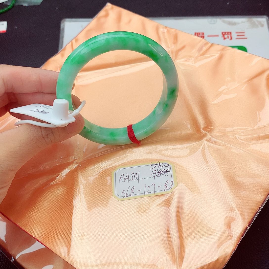 翡翠手镯未镶嵌甜**姐翡翠