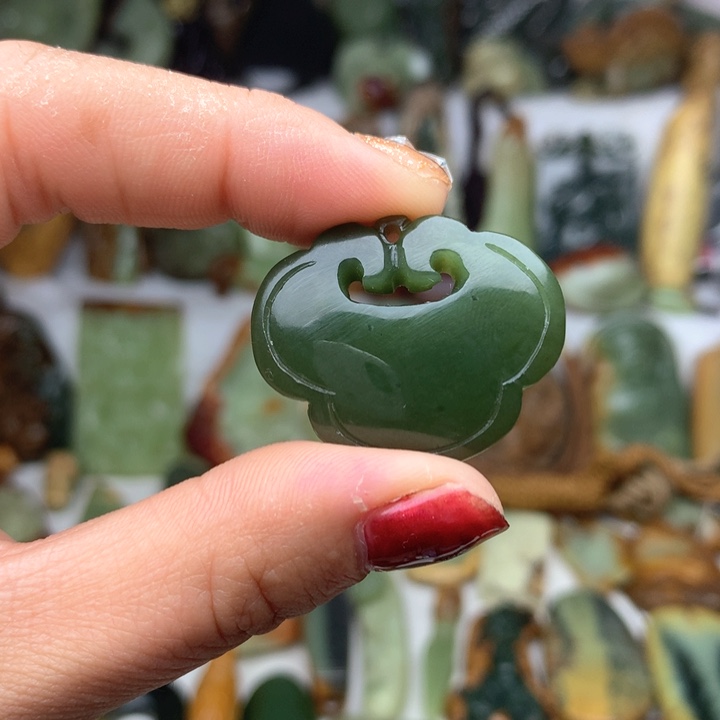 透闪石质玉挂件未镶嵌