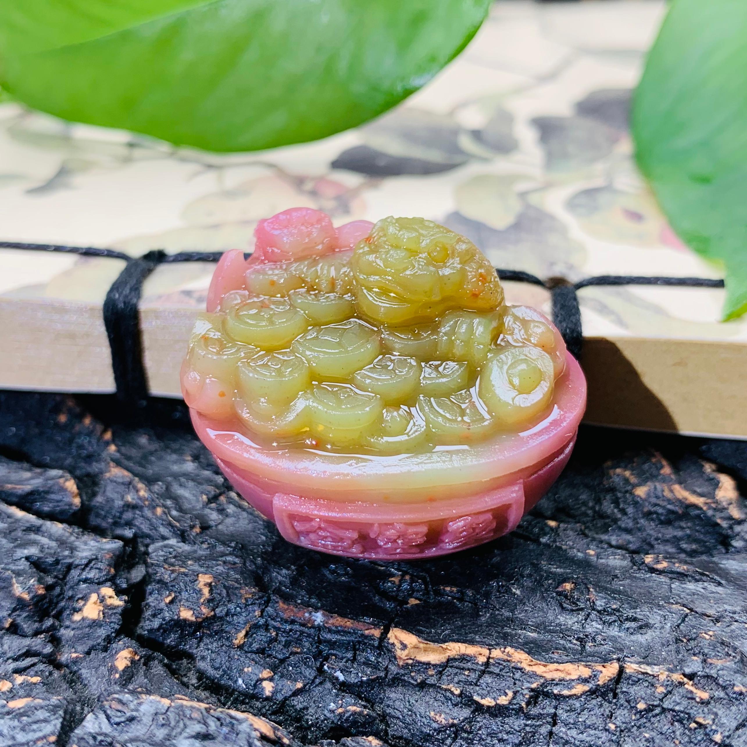 天然老矿七彩盐源玛瑙精工巧雕俏色聚宝盆摆件