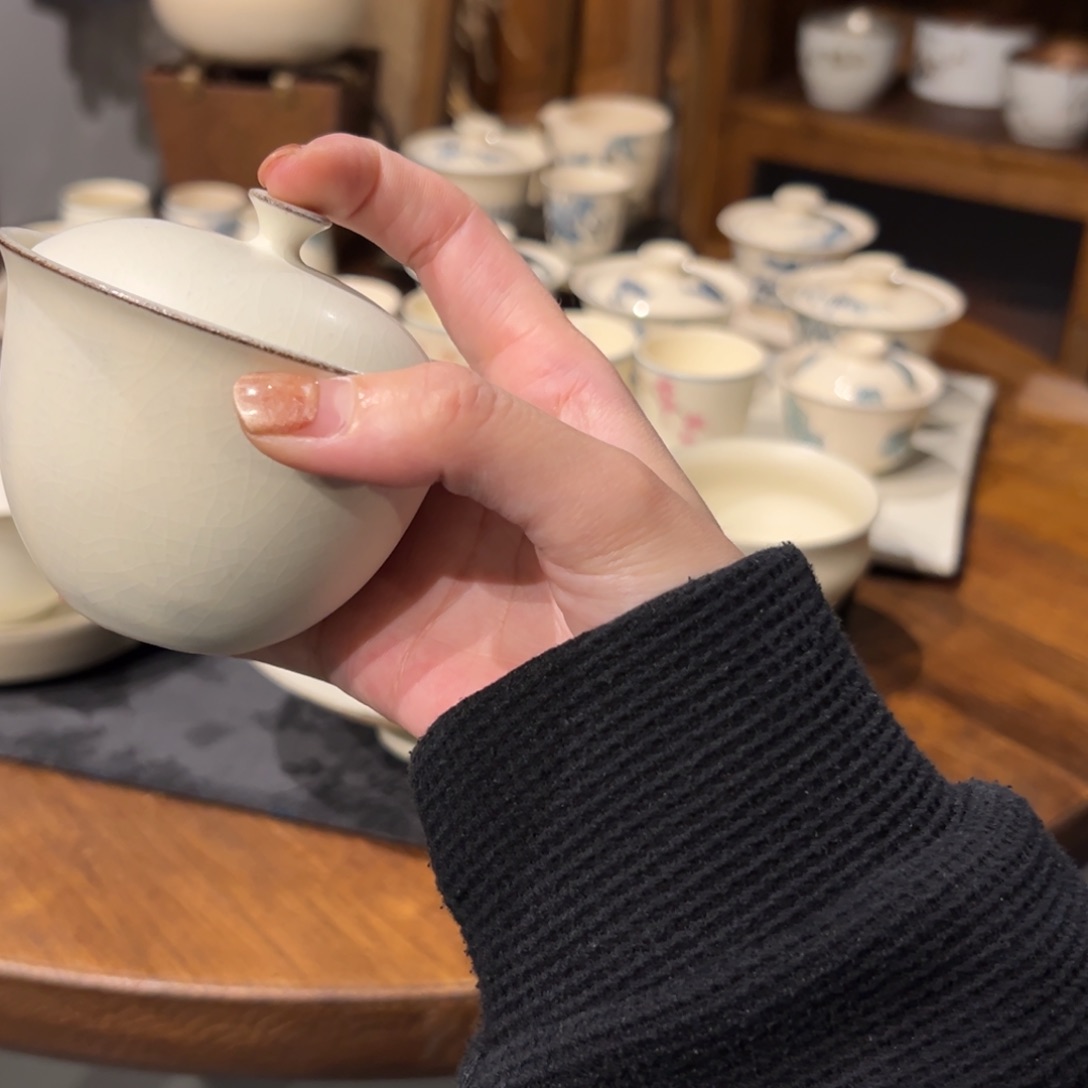 摆件陶瓷。      陶瓷。        