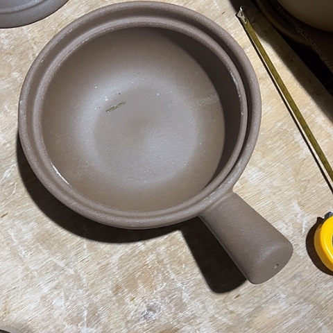 微瑕，明火，口径21，高7中间有点凸，无盖1.2L