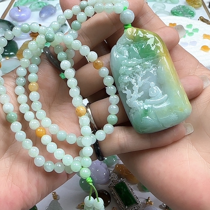 翡翠颈饰未镶嵌花*黄加绿特色山水悟到