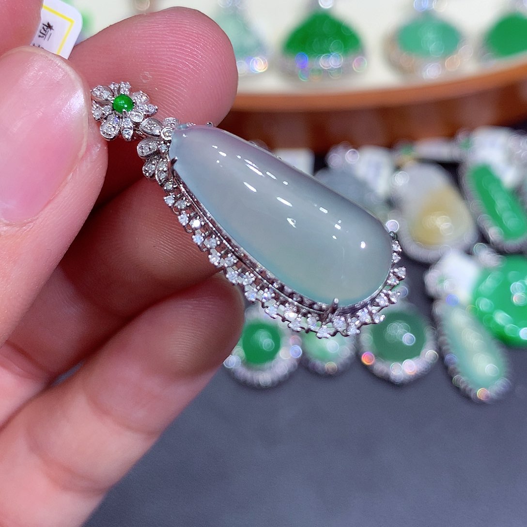 翡翠吊坠(不含链)18K金镶嵌