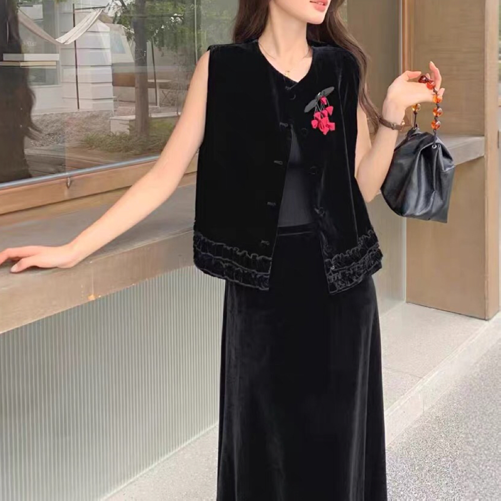 新中式国风高级感金丝绒马甲背心女秋装新款圆领包边胸花无袖上衣
