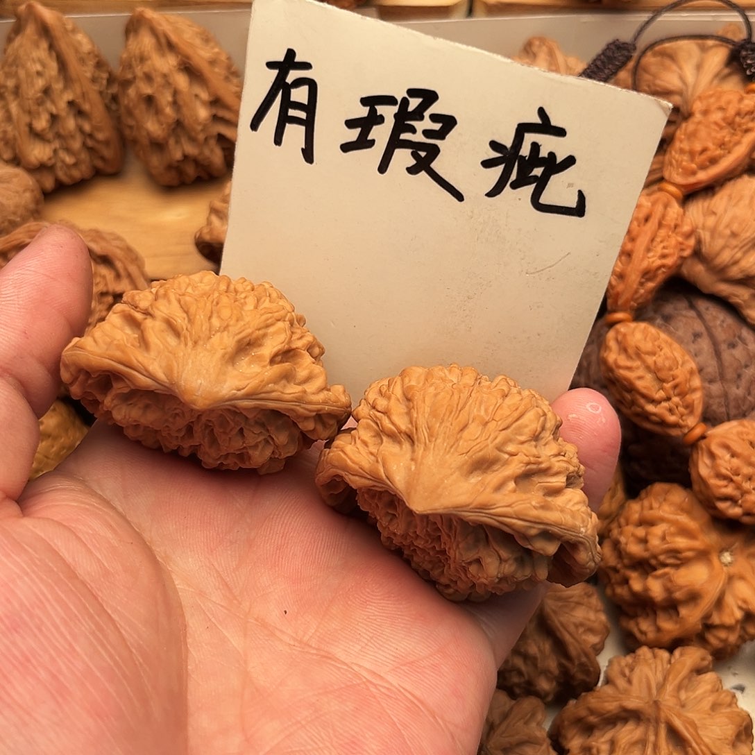 天***空文玩核桃吊坠蛇头