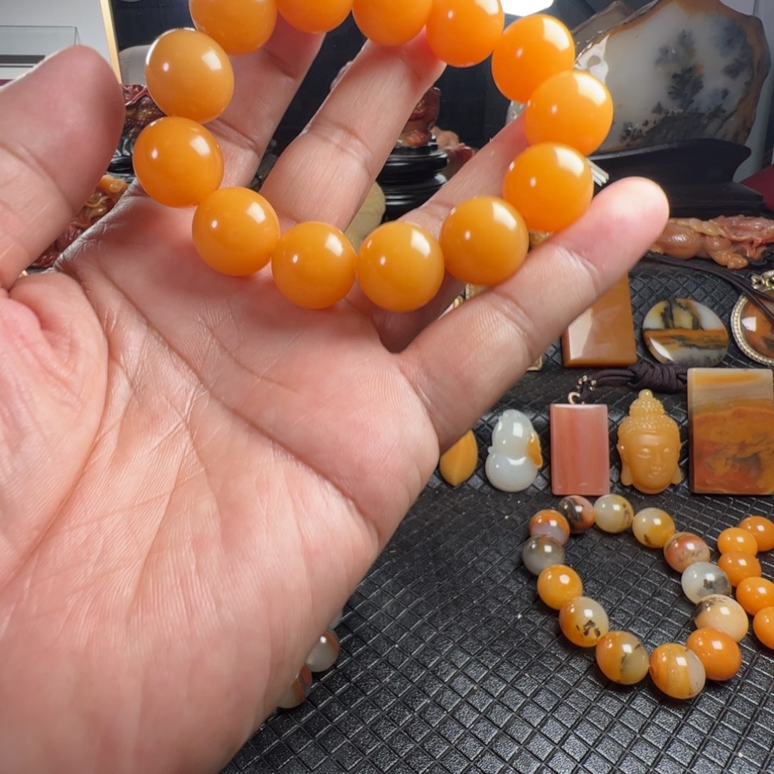 Y***。石英质玉（黄龙玉）未镶嵌颈饰