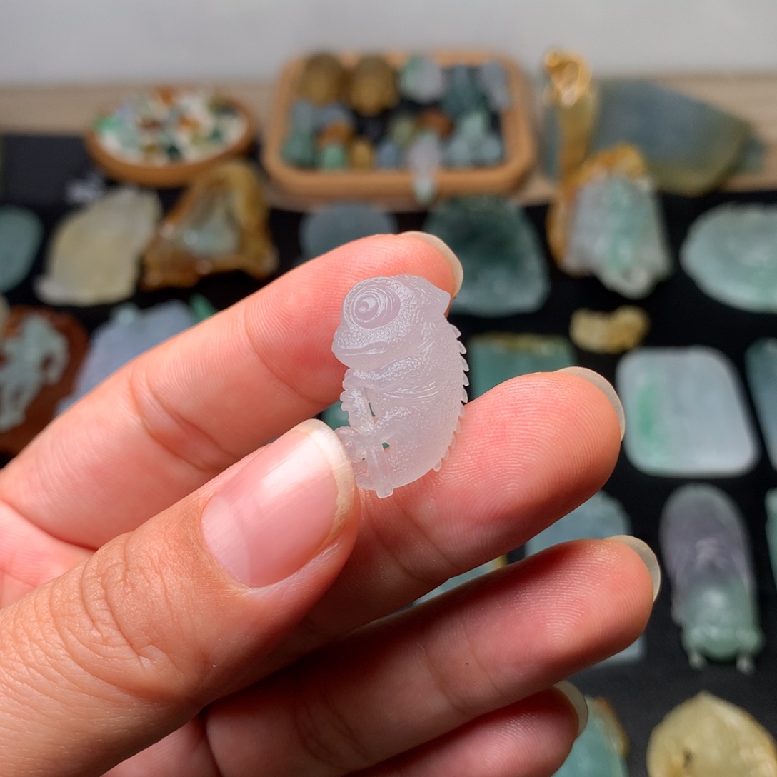 定制翡翠未镶嵌变色龙