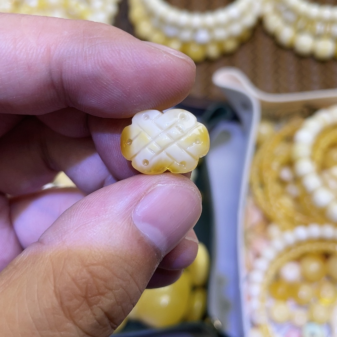 蜜蜡手串未镶嵌背云