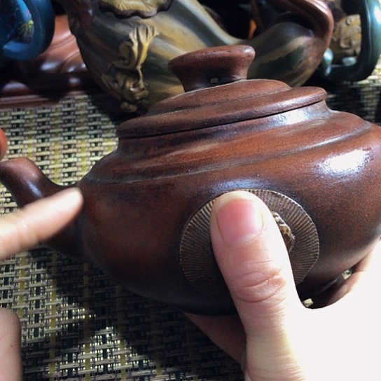 紫砂茶壶原矿泥料手工制作的紫砂壶。