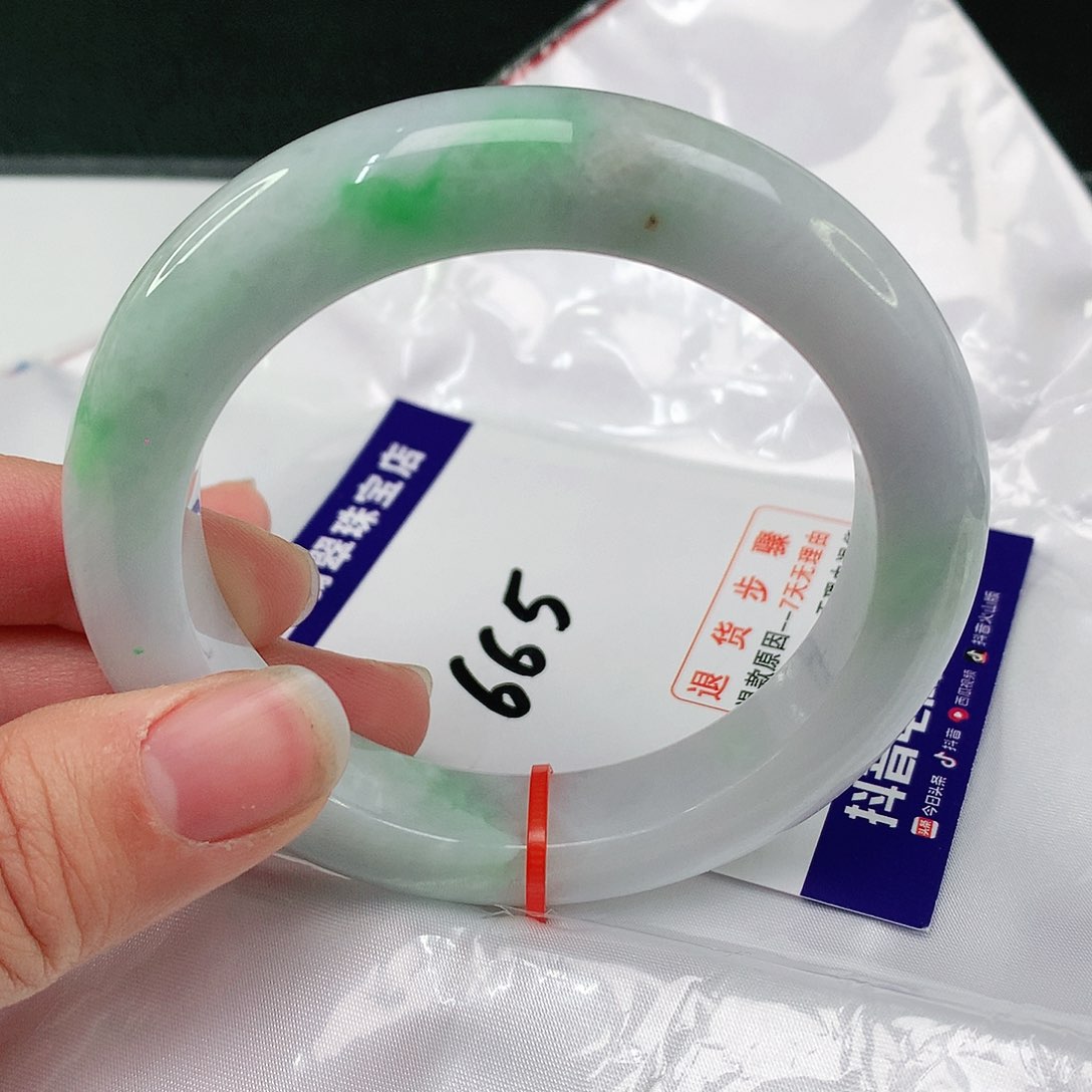 翡翠手镯未镶嵌翡翠